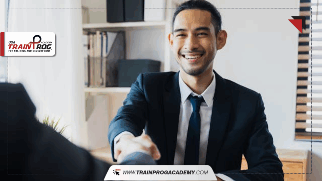 رجل أعمال مبتسم يصافح يد شريك، يرمز إلى التعاون والنجاح في بناء خطة استراتيجية تضمن التطور المهني والمالي.